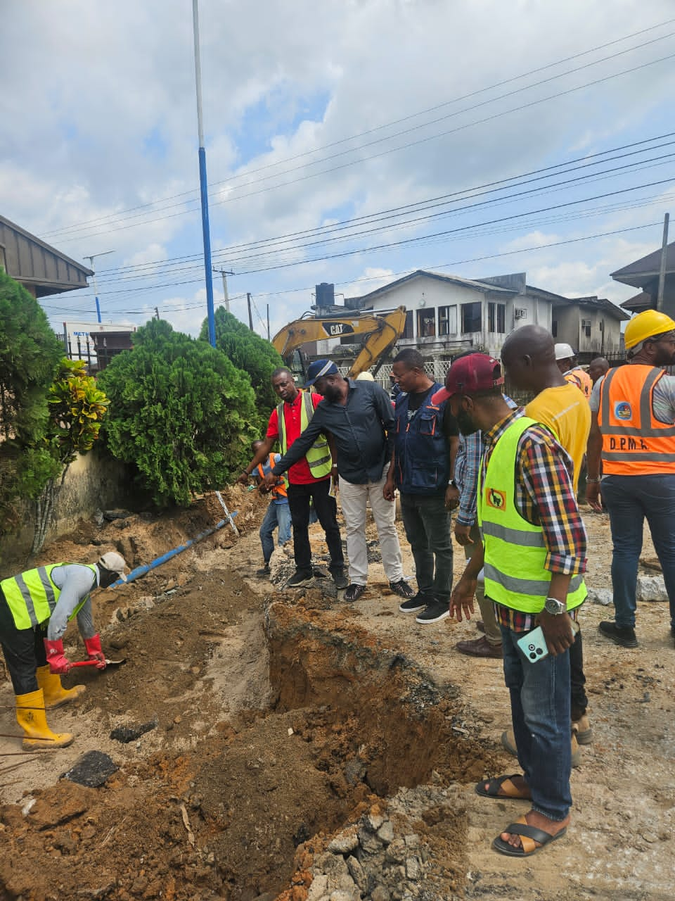 Engr Onoriode Evwierhurhoma alongside others giving directives on the depth of excavation of drainage at Benin Road from Olympia to Dedewho, Sapele