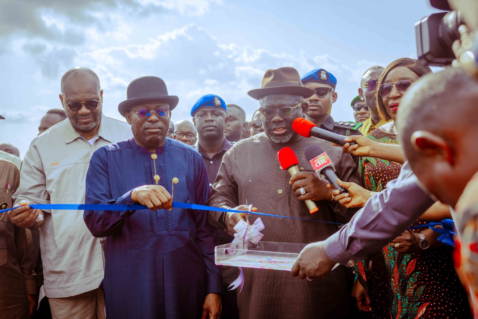 Delta Governor, Rt. Hon Sheriff Oborevwori (3rd left), supported by his Rivers State counterpart, Siminalayi Fubara (2nd left), and others as he cuts tape to inaugurate Egbeda Internal Roads, Emouha LGA of Rivers State