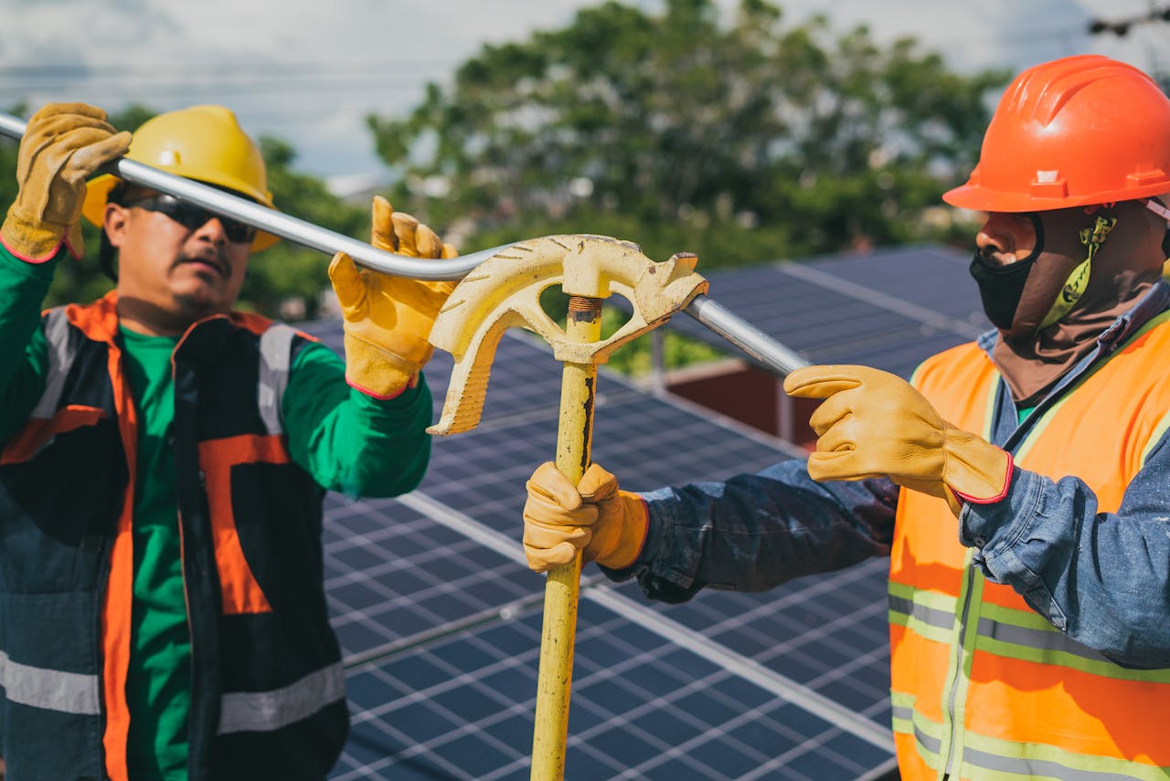 Solar Technicians Working on Site Geared with Proper Personal Protective Equipment - Photo by Los Muertos Crew/pexels8853539