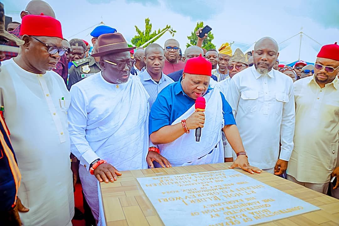 Delta Governor, Rt. Hon. Sheriff Oborevwori (2nd left), watches as his Osun Counterpart, Senator Ademola Adeleke (middle) reads the plaque as he inaugurates the Okpanam-Ibusa By-pass on Thursday. With them are Delta Deputy Governor, Sir. Monday Onyeme (left), Deputy Speaker of the State House of Assembly, Rt. Hon. Arthur Akpowowo (2nd right), member representing Aniocha North Constituency, Hon. Emeka Nwaobi (right) and others.