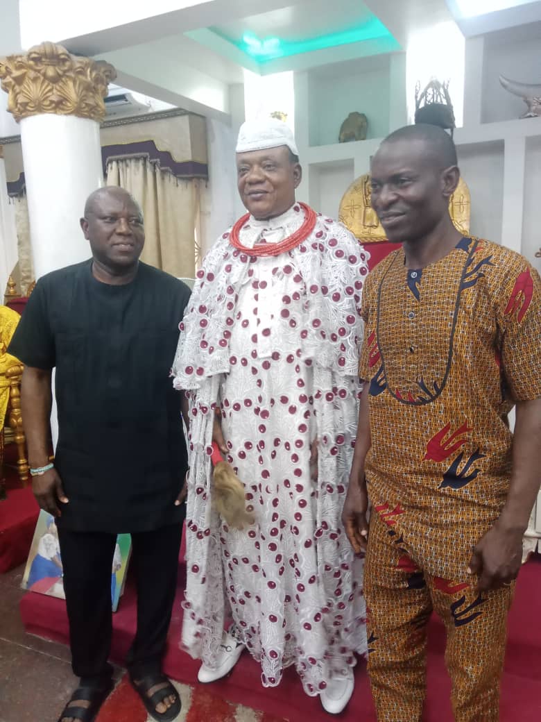 HRM Oharisi III, Ovie of Great Ughelli Kingdom (middle) President General, Afiesere Community, Mr. Luke Umukoro (right) and 1st Right - Chairman, Youth/Employment Committee, Mr. Erubure Ejotubu (right) during the Courtesy Visit to the Palace.