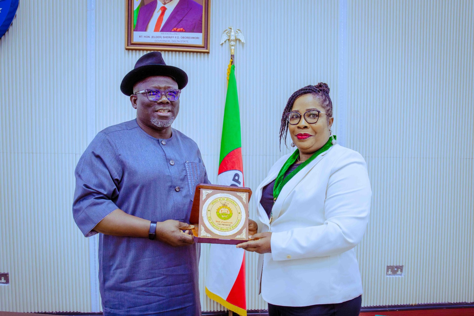 Delta Governor, Rt. Hon Sheriff Oborevwori (left), receiving a plaque from the President, Nigeria Society of Engineers (NSE), Engr. Margaret Oguntala during a courtesy call by NSE EXCO on the Governor in Asaba on Thursday, August 8, 2024