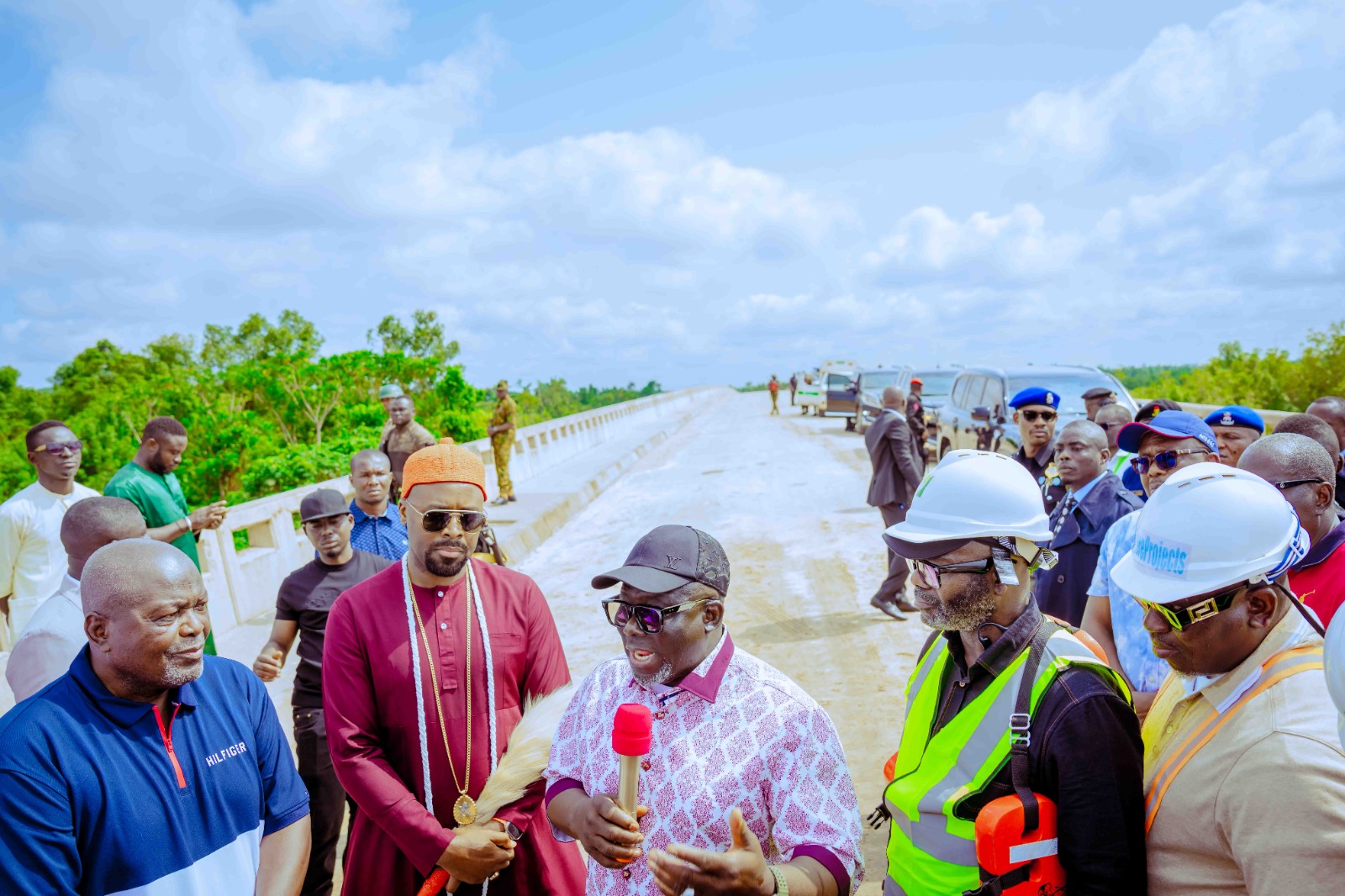 Delta Governor, Rt. Hon. Sheriff Oborevwori (middle), flanked by HRM, Ogiame Atuwatse II, the Olu of Warri (2nd left), Commissioner for Works (Highway and Urban), Hon Reuben Izeze (right), Special Project Director, Chief Adams Otimeyin (left), and the Chairman, SETRACO, Alhaji Abu Ini-Umoru answering questions from Journalists shortly after inspecting Trans-Warri Road and Bridges in Warri South LGA.