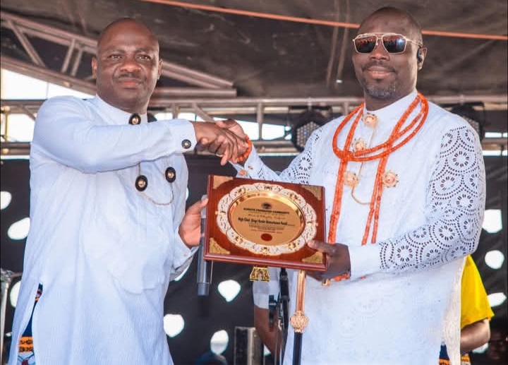 Kurutie Award of Excellence presented to Chief Kestin Pondi by Rt. Hon. Emomotimi Guwor during the 2024 Amafinide Uge Festival