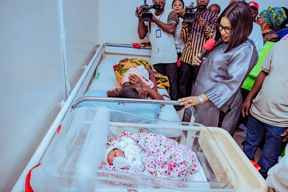 Wife of Delta State Governor, Deaconess Tobore Oborevwori visits the First Baby of the Year in the state at Central Hospital Warri on Wednesday, January 1, 2025