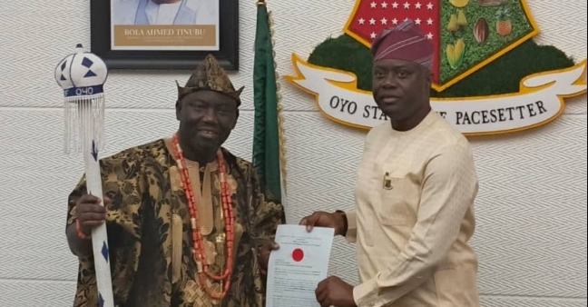 Governor Seyi Makinde (R) presents staff of office to the new Alaafin of Oyo, Abimbola Akeem Owoade