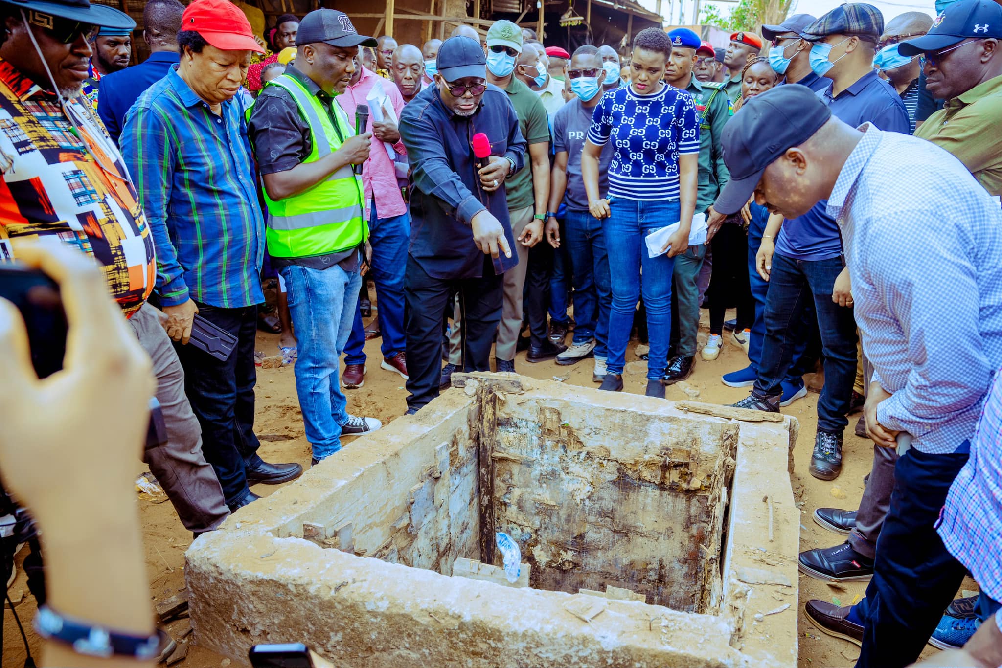 Delta State Governor, Rt. Hon. Sheriff Oborevwori (right) pointing out a defect on one of the manholes of the storm water drainage at Ogbogonogo Marker in Asaba on Thursday. With him is the Project Engineer, Ministry of Works, Engr. Chris Akpoghereh (2nd right) behind, are the Director-General, Delta State Capital Territory Development Agency, Chief Patrick Ukah (2nd left) and the Commissioner for Works, Rural Roads and Public Information, Mr. Charles Aniagwu (3rd left) and others during the Governor's inspection of projects in Asaba on Thursday, January 16, 2025