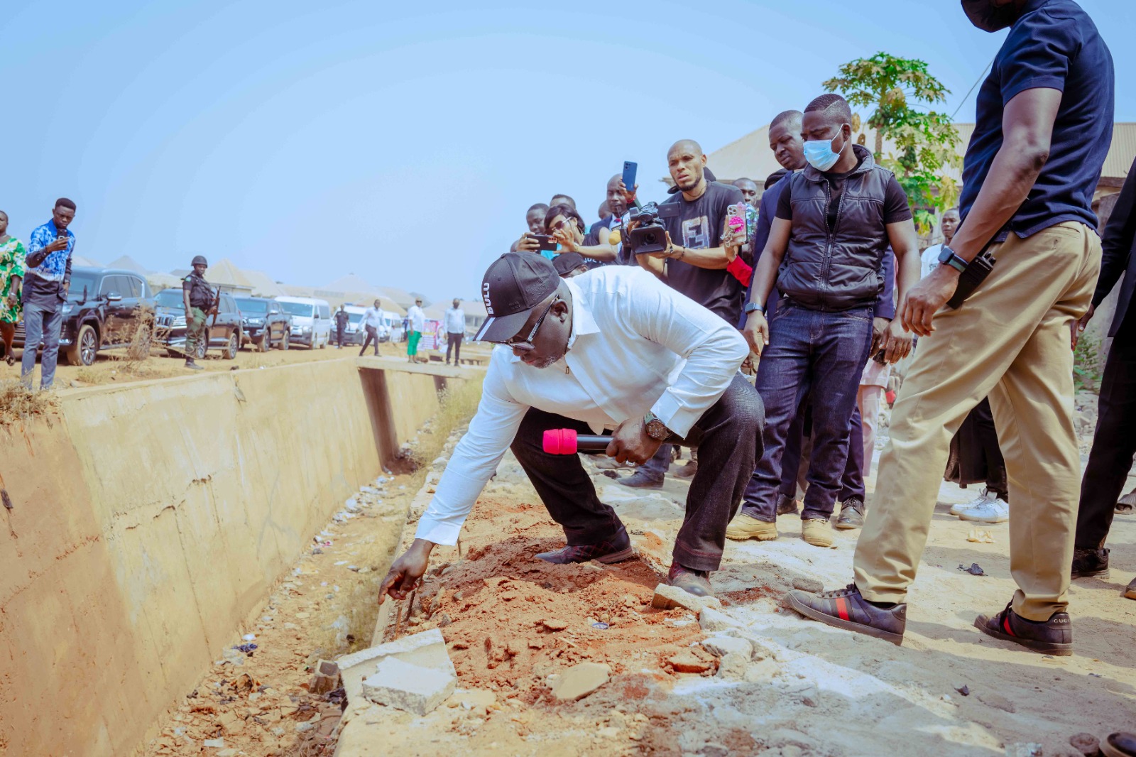 Delta State Governor, Rt. Hon. Sheriff Oborevwori pointing at a failed portion during his inspection of a water drainage at Achalla Ibusa Road, Asaba on Tuesday, January 14, 2025